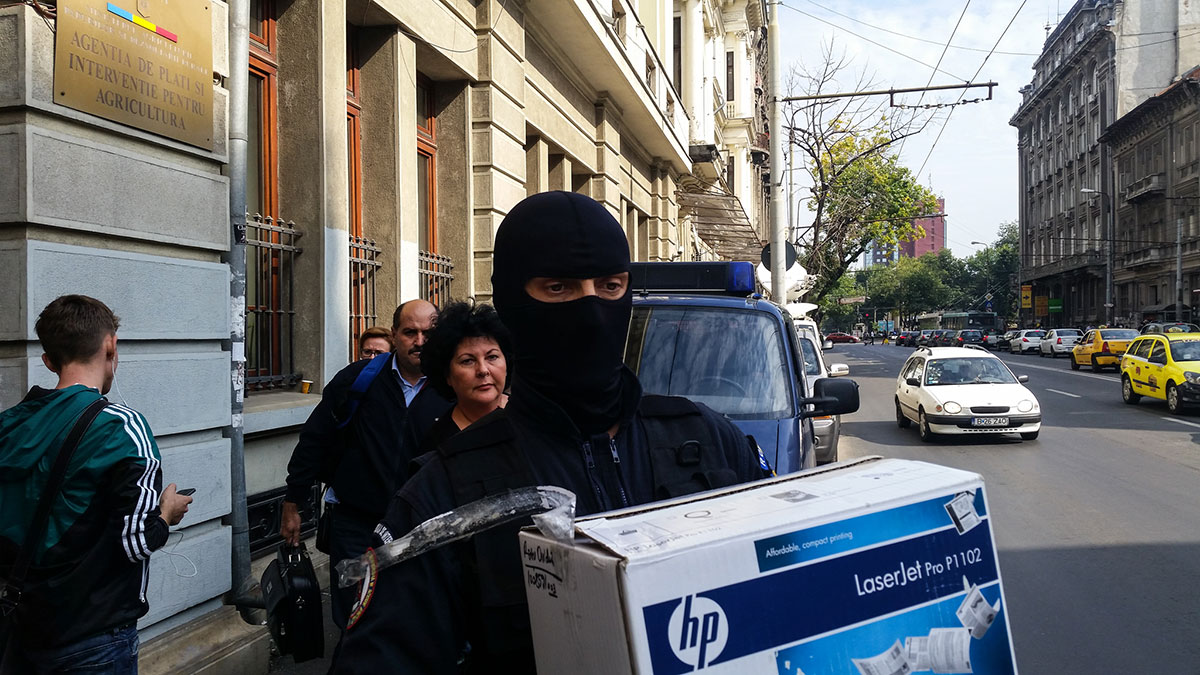 Departamentul Național Anticorupție a ridicat azi, 5 octombrie 2015, documentele afacerii de la sediul APIA din București. Foto: Ana Poenariu