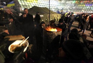 Demonstranții se încălzesc în tabăra improvizată în centru. Foto: Kostyantyn Chernichkin/ Kyivpost.com 