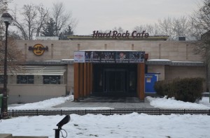  Clădirea Hard Rock Cafe din Herăstrău. Pentru închirierea ei, la nivelul lui 2015, Midi Development plătește lunar către Băneasa Investments suma de 22.300 de euro, fără TVA