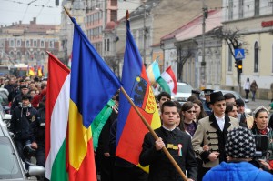 Sute de manifestanți au participat azi în centrul Clujului la marșul organizat de Ziua Maghiarilor de Pretutindeni. Foto: Dan Horia Tăutan/Mediafax Foto.