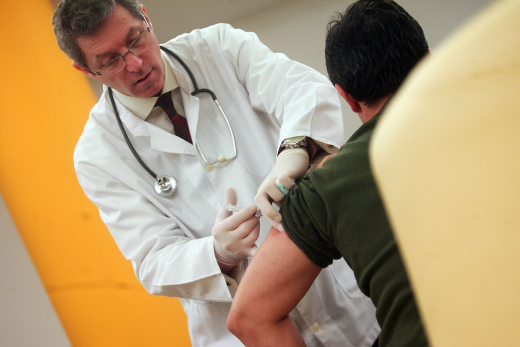 Secretarul de stat Adrian Streinu-Cercel vaccinează un bărbat împotriva virusului AH1N1, la Spitalul Matei Balș, sâmbătă, 9 ianuarie 2010.  Foto: Ovidiu Micsik / Mediafax Foto